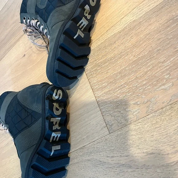 Like new Sorel Joan of Arctic. Army green with black quilted feature. - Picture 2 of 4